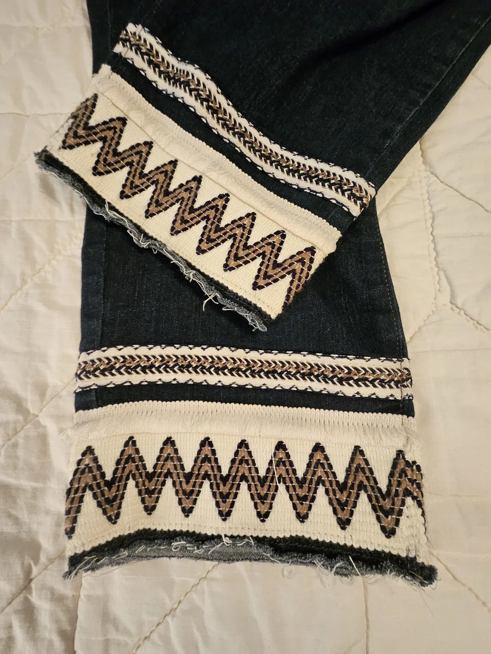Crown & Ivy Curvy Embroidered Capris - Size 24W - Picture 10 of 10